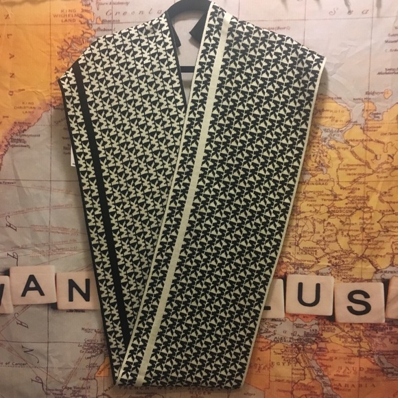 ⚪️🖤 NWT Michael Kors MK Logo Scarf 🖤⚪️ - Picture 2 of 4